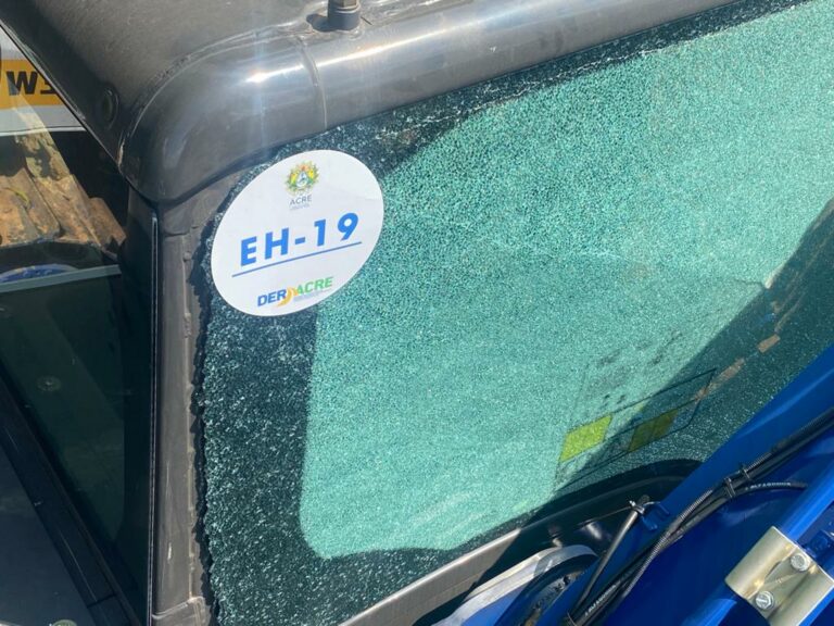 Escavadeira do Deracre tem vidro estilhaçado em Sena; suspeita é que tenha recebido uma ‘pedrada’