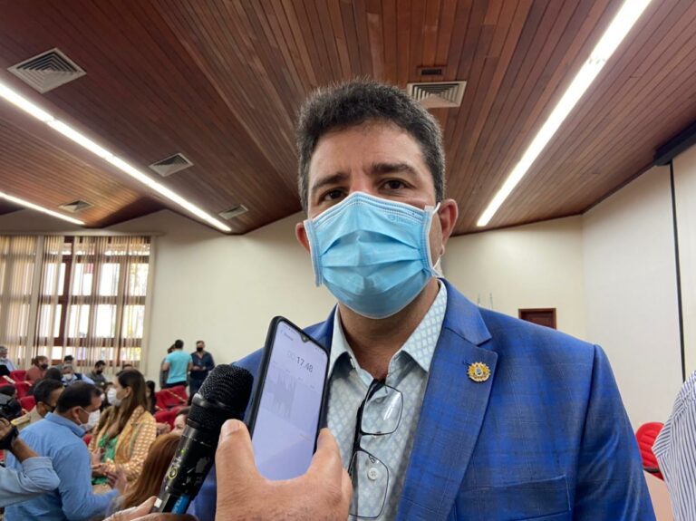 Gladson anuncia chegada de mais de 100 mil vacinas contra Covid: “Página será virada até setembro”