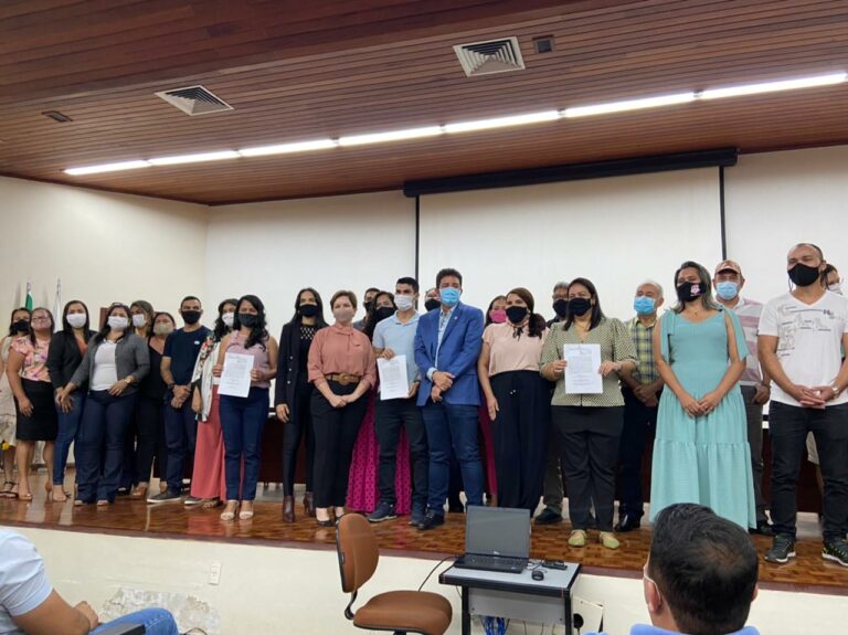 Mais de 60 professores são empossados com promessa de novos concursos e aumento de salário