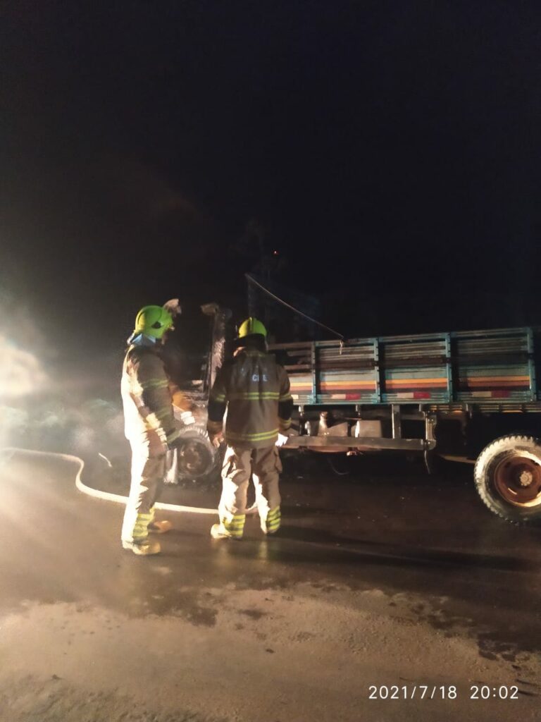 Caminhão pega fogo na estrada de Sena Madureira e parte da vegetação é atingida