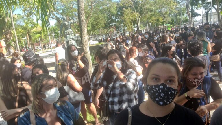 Professores de Rio Branco fazem paralisação em frente à Prefeitura pedindo correção salarial