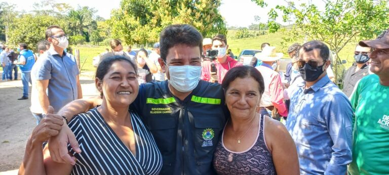 Em Sena, Gladson conversa com população, que agradece: “Chegou na hora certa”