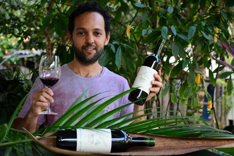 Acreano descobre vinho de açaí enquanto fabricava cerveja artesanal