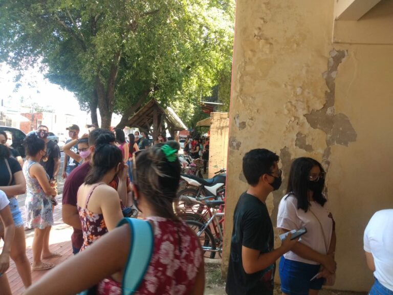 Filas grandes marcam vacinação para público a partir dos 18 anos em Rio Branco