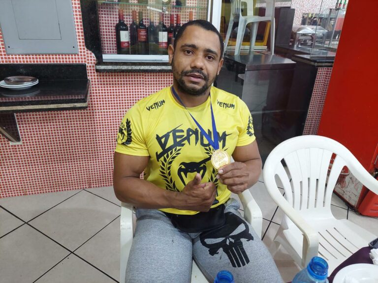 Novo brocado: acreano devora 36 pedaços de pizza e clientes da pizzaria ficam enlouquecidos; veja vídeo