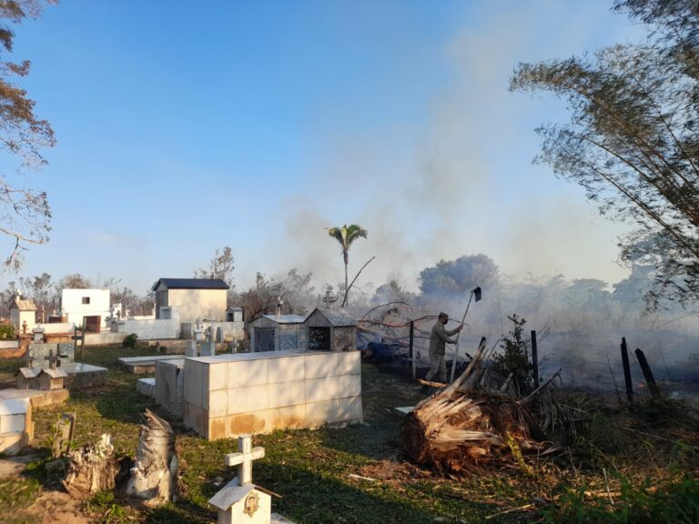 Fogo em vegetação se alastra rapidamente e quase atinge casa em Sena Madureira