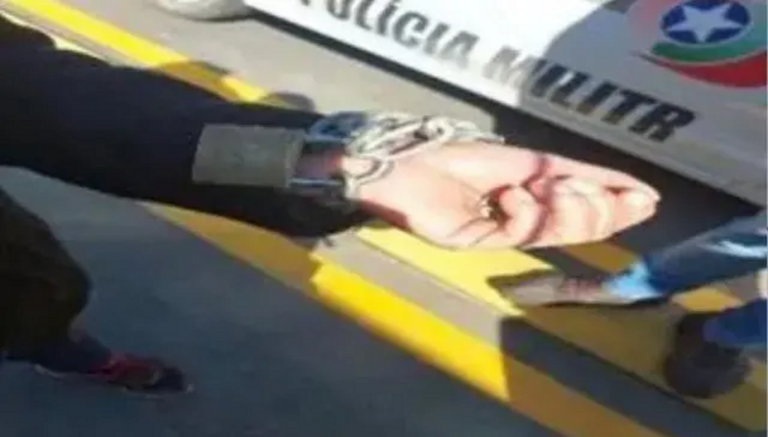 Polícia encontra mulher acorrentada em árvore após assalto