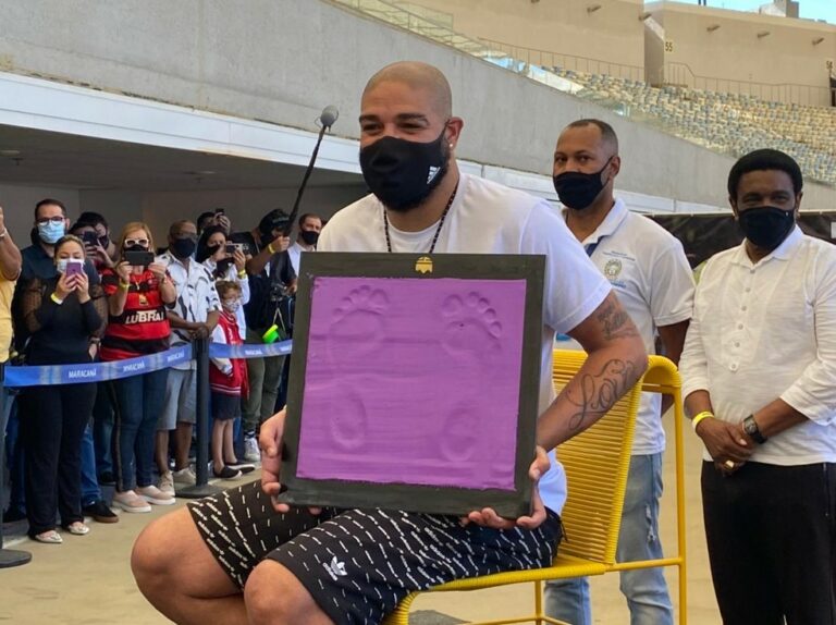 Adriano Imperador é homenageado e coloca os pés na Calçada da Fama do Maracanã