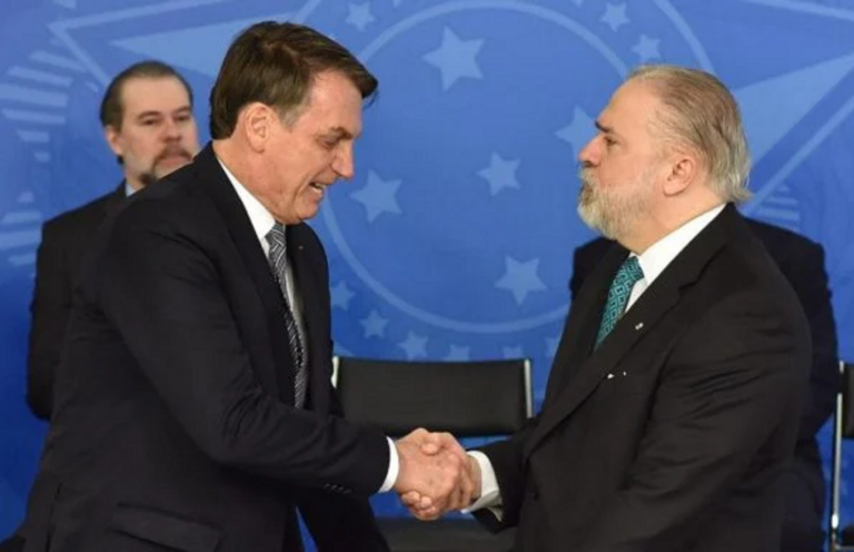 Para ser reconduzido à PGR, Aras liga para senadores e ignora quem pediu processo contra ele