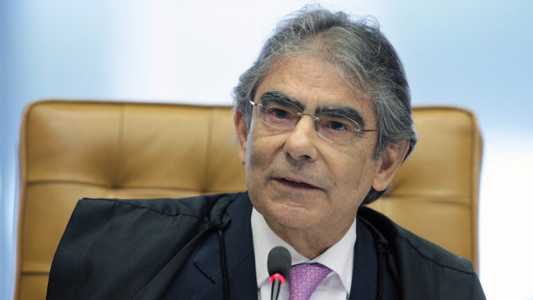 Presidente não tem habilitação para denunciar ministro do STF, diz Ayres Britto