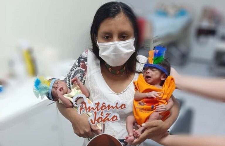 Gêmeos Kaxinawás que nasceram prematuros ganham ‘mêsversário’ em maternidade no AC