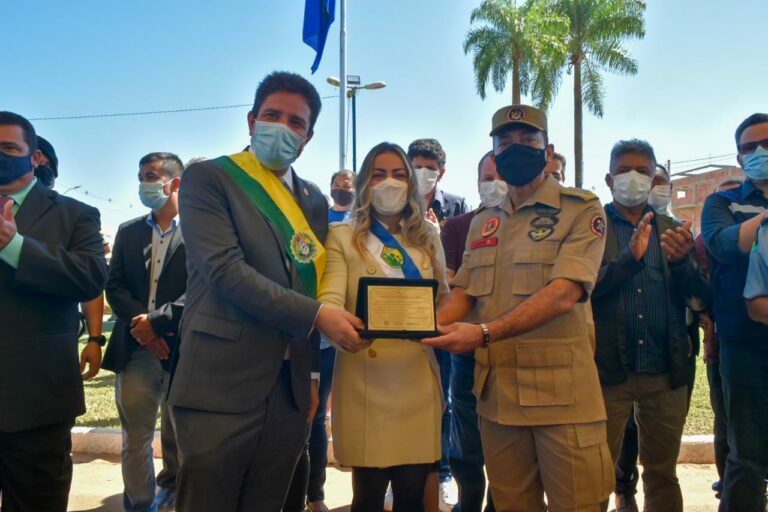 Brasiléia comemora 111 anos com desfile em carro aberto