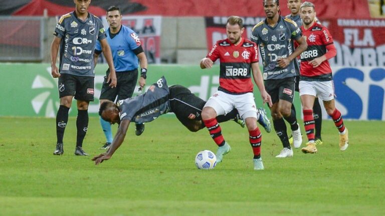 Flamengo goleia ABC e põe um pé nas quartas da Copa do Brasil
