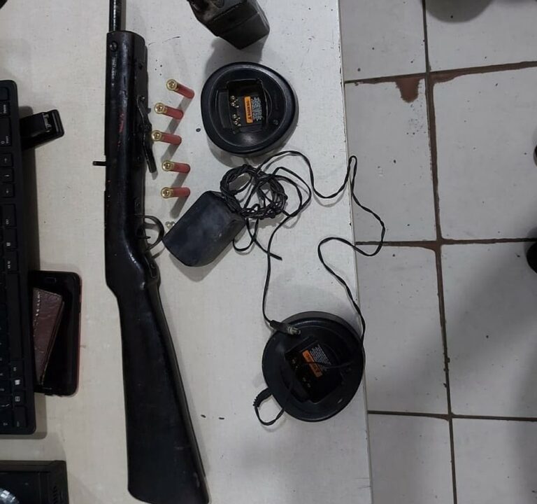 Homem é preso em casa com arma e rádio comunicador e diz que objetos eram ‘para se proteger de facção’