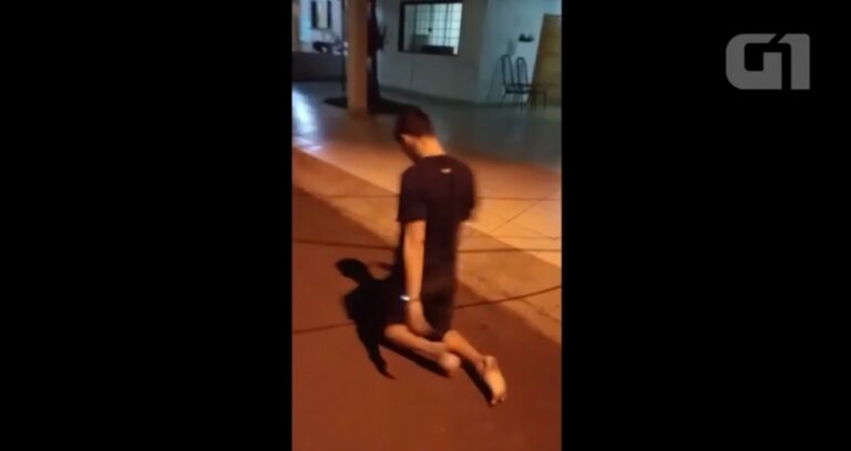 Filho sobe rua de joelhos para cumprir promessa feita caso o pai sobrevivesse à Covid