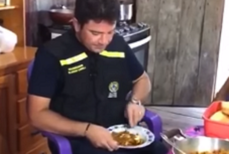 “Me dê só uma farinhazinha”: visita de Gladson a família no interior cai na graça dos acreanos