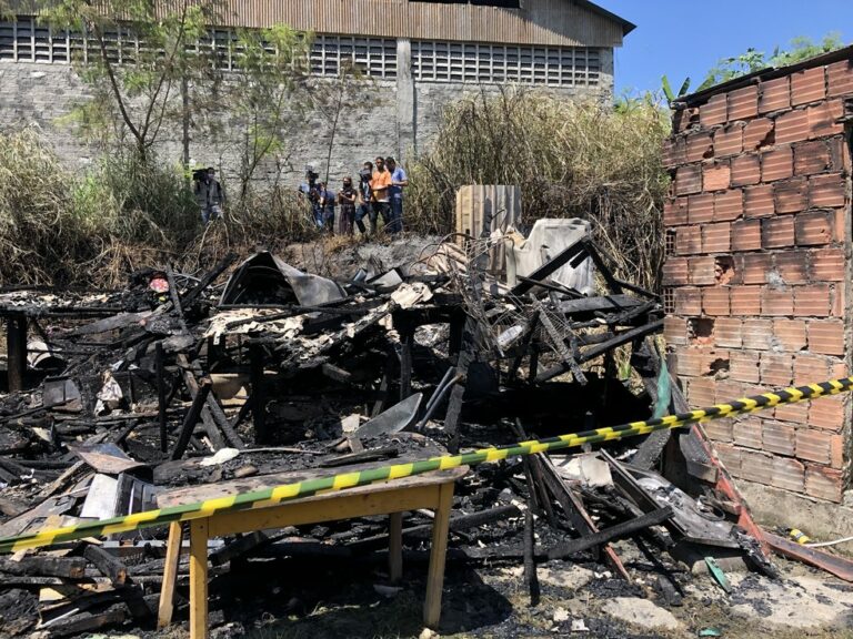 Mulher morre queimada em incêndio que destruiu casa de madeira em Manaus
