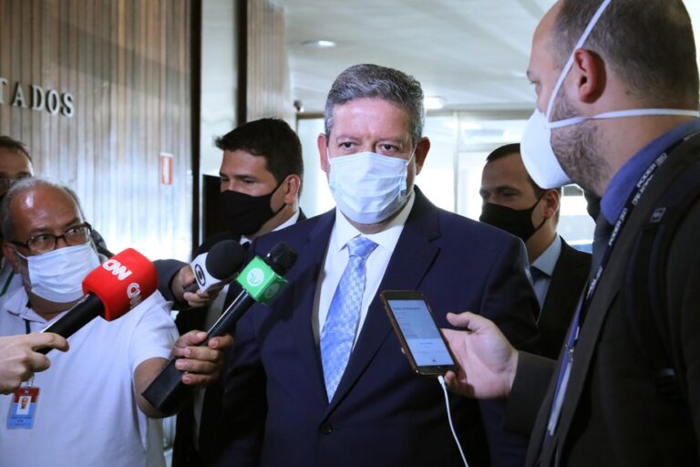 Lira diz que não acatará ‘super pedido’ de impeachment contra Bolsonaro