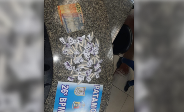 Homem tenta fugir da polícia e se machuca ao cair em cima de uma oferenda