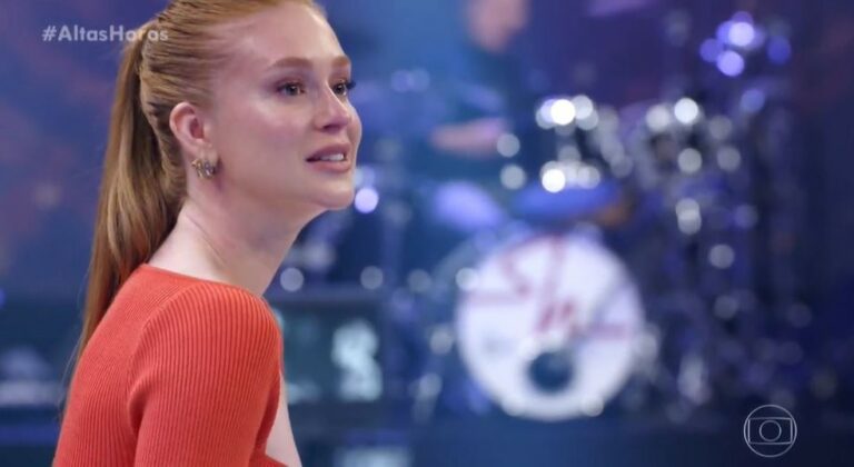 Marina Ruy Barbosa chora no palco do ‘Altas Horas’ ao som da música ‘Epitáfio’, dos Titãs