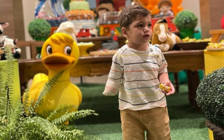 Pais celebram vida do bebê que sobreviveu a mordida de jacaré e teve antebraço amputado: ‘Inexplicável’