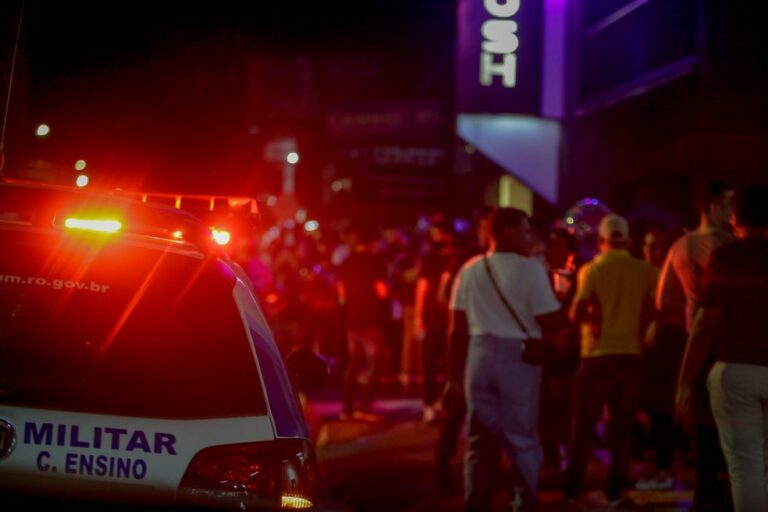 Boate sem alvará é fechada com centenas de jovens sem máscaras