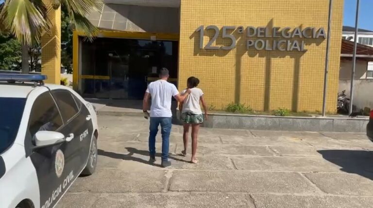 Mulher é presa por ter vendido a filha por R$ 200 para comprar drogas, segundo a polícia