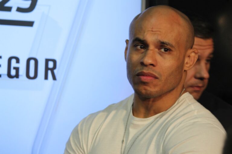 Empresário de Makhachev nega acordo por luta com Rafael Dos Anjos