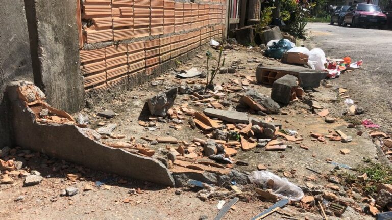 Carro invade calçada e atropela duas meninas, uma de 5 e outra de 8 anos