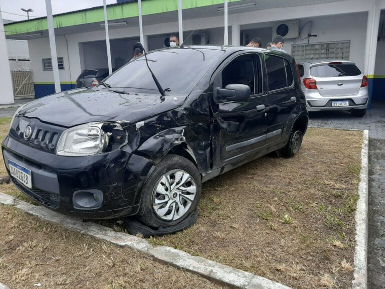 Homem é morto a tiros dentro de carro; policial é suspeito