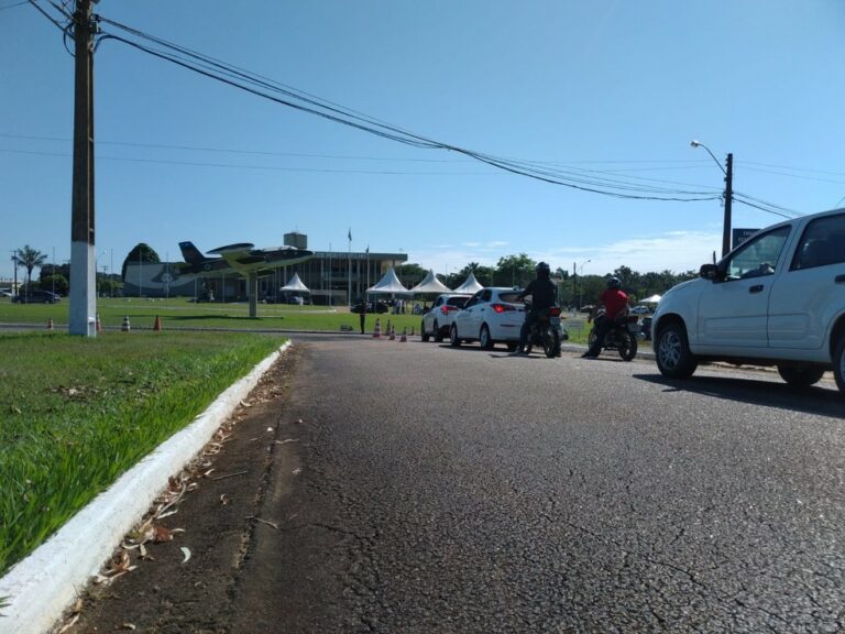 Fila quilométrica de carros é registrada no drive-thru de vacinação contra a Covid-19, em Porto Velho