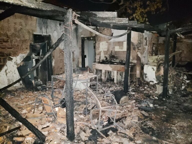 Idosa morre em incêndio e jovem e criança são salvos por policial militar