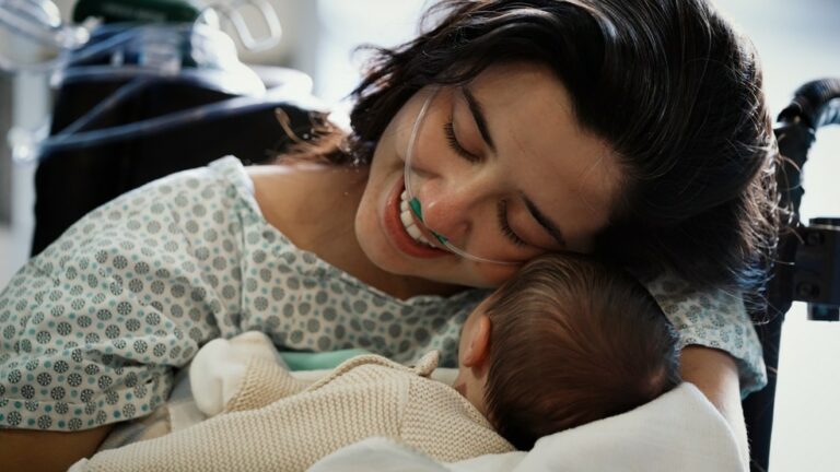 Após ser entubada e precisar da ECMO por duas vezes, mãe reencontra bebê depois de 20 dias separados