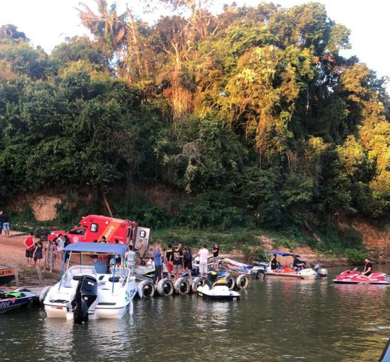 Colisão entre jet skis deixa jovens com múltiplas fraturas e cortes profundos nas pernas