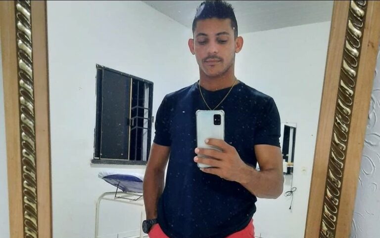 Motorista morre após caminhão carregado de toras tombar  na BR-317, em Xapuri