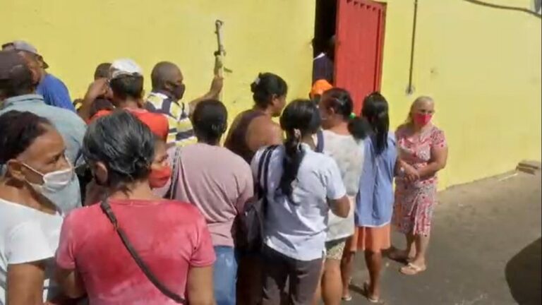 Açougue tem fila para doação de ossos para famílias carentes