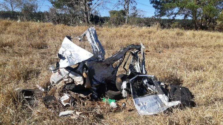 Grave acidente mata pai, mãe e filho e destrói carro; vídeo é forte