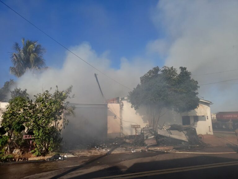 Moradora de casa destruída por incêndio acredita que marido tenha sido responsável pelo fogo