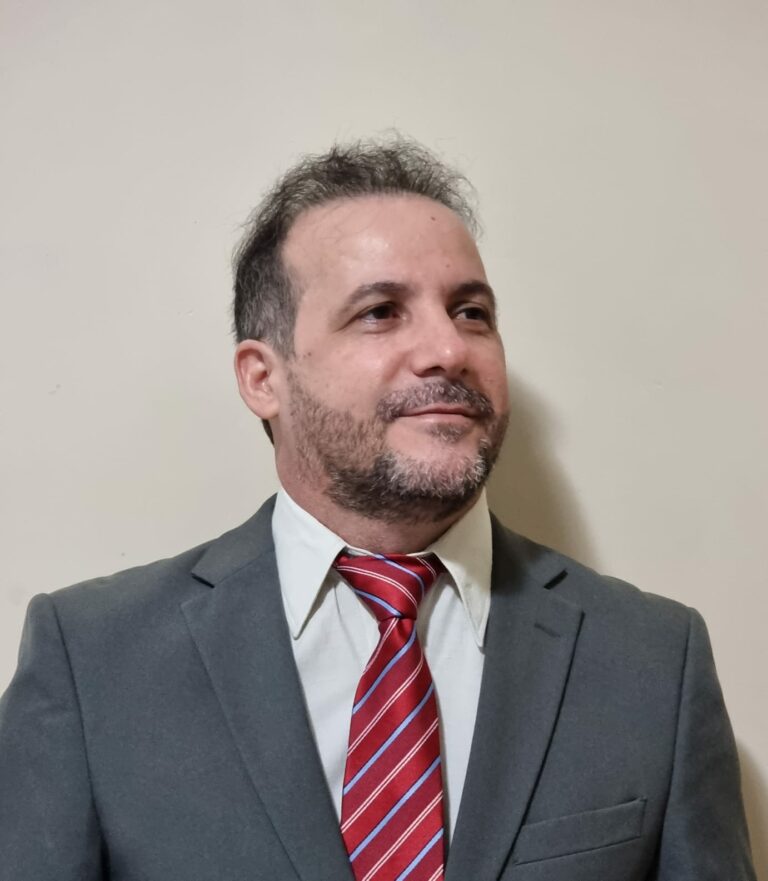 Acreano concilia jornada dupla como escritor e funcionário público e lança livros de ficção