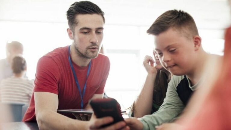 Decreto de Bolsonaro para alunos com deficiência é retrocesso de 30 anos, diz pedagoga da Unicamp