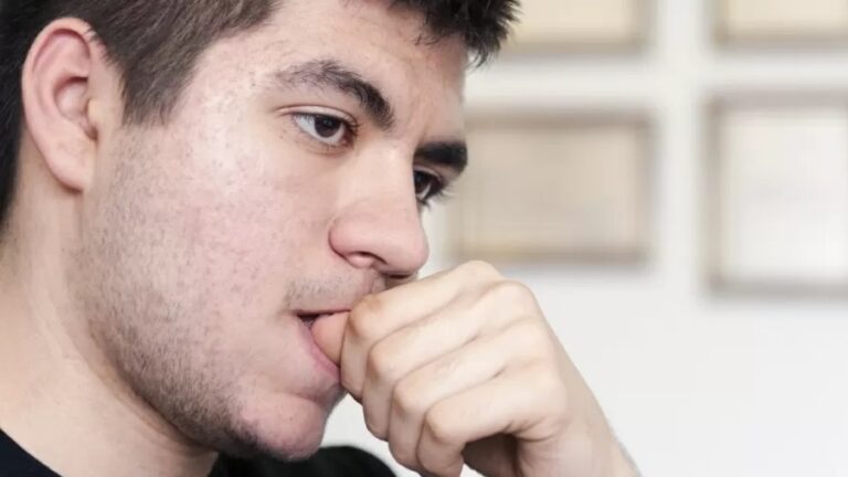 Faz mal comer cera, meleca, unha e cabelo? O que está por trás dos hábitos