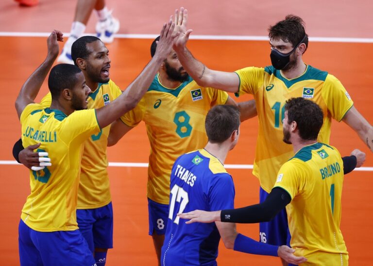 Brasil vence batalha contra França rumo às quartas no vôlei masculino
