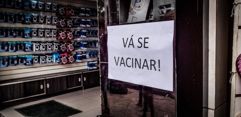 Recados das ruas: placa em loja no Acre