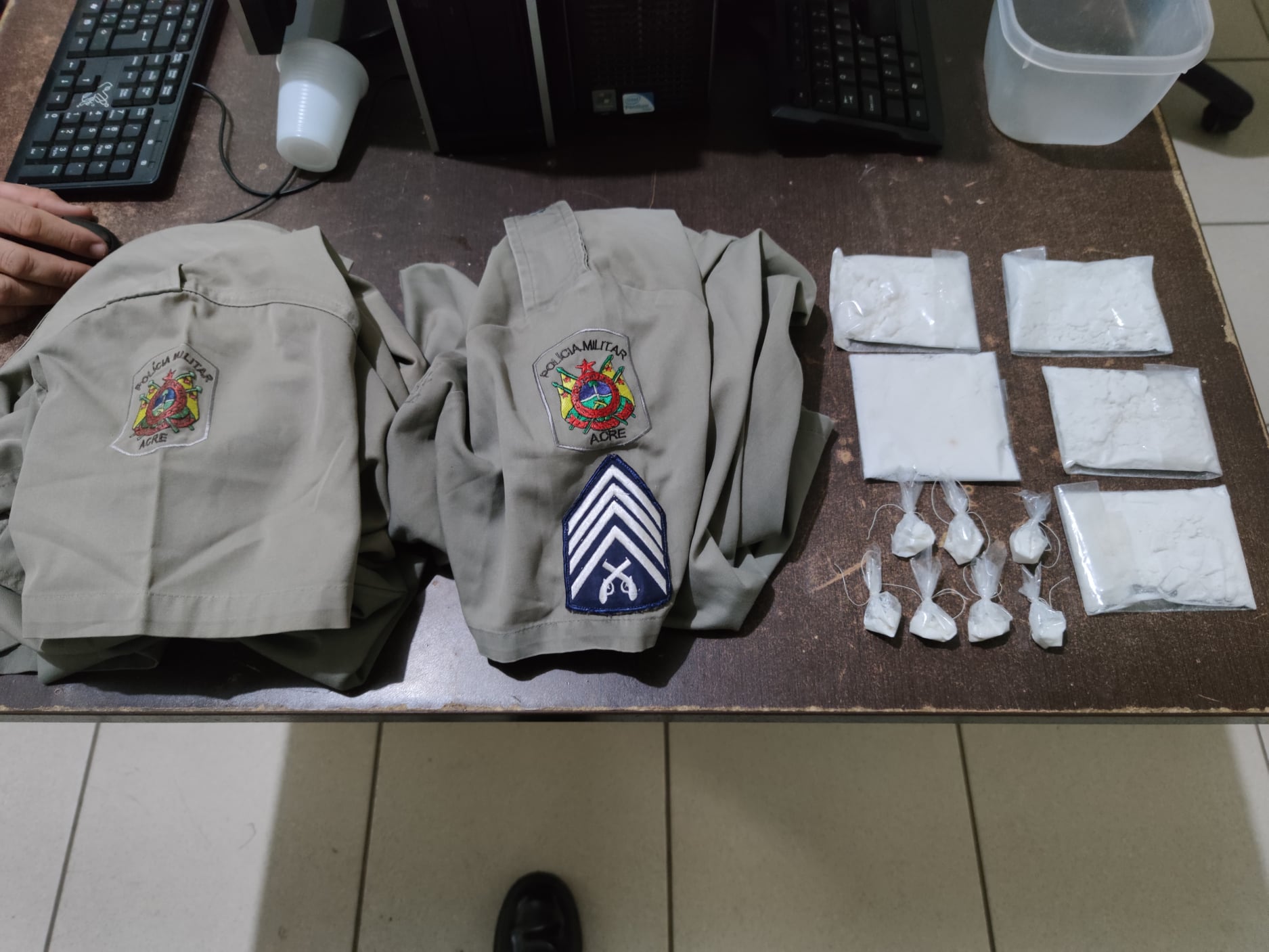 Jovem de 18 anos é preso no Acre com pacotes de merla e fardamentos da PM Jovem de 18 anos é preso no Acre com pacotes de merla e fardamentos da PM