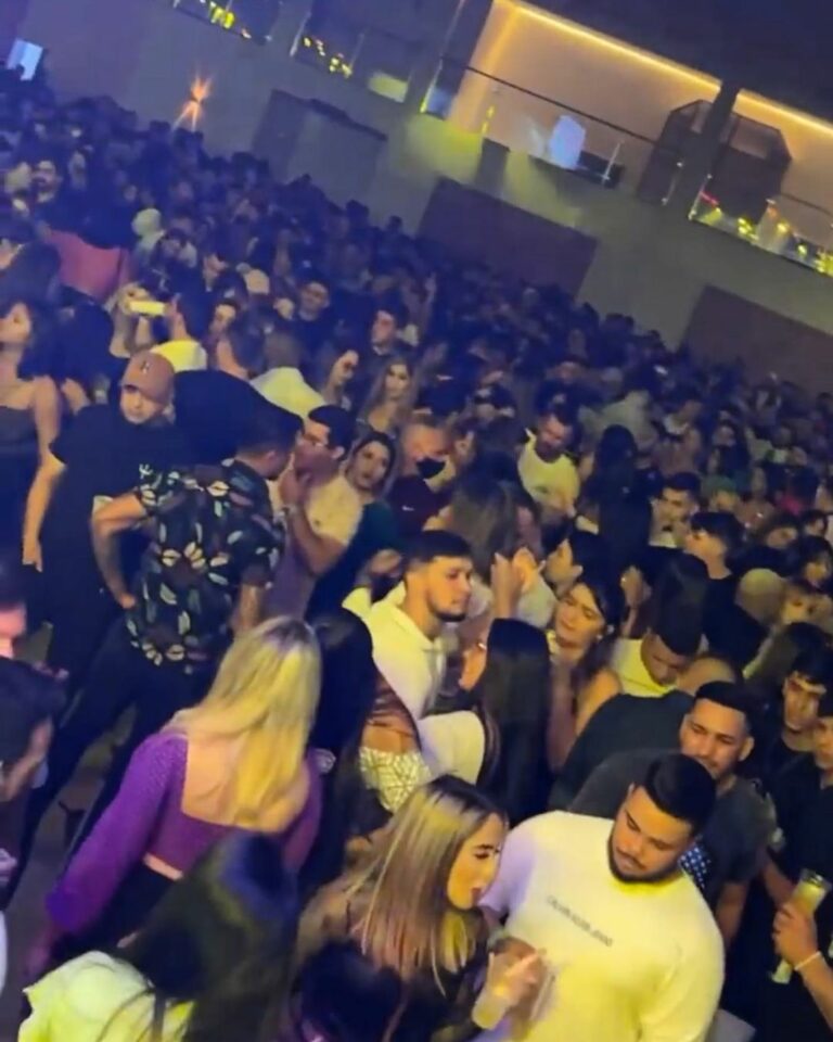 Acabou a pandemia? Sábado é marcado por festa lotada no AC e gera críticas de internautas