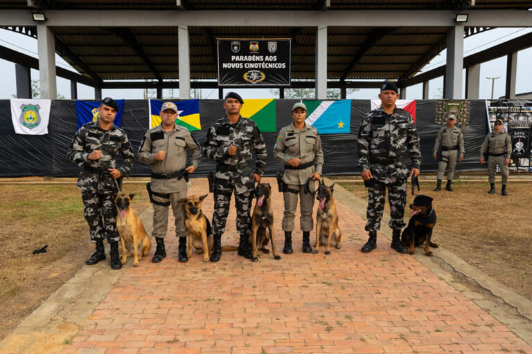 Polícias do Acre formam primeira turma em treinamento de cães para operações de combate ao crime
