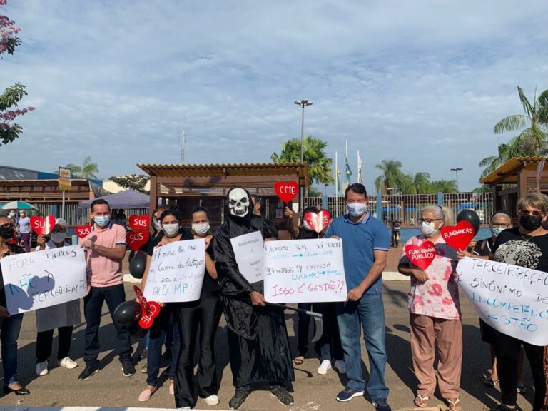 Em manifestação dos servidores da Fundhacre, Roberto Duarte critica terceirização da saúde no Acre