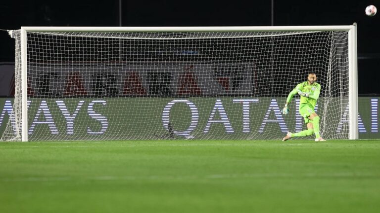 Acreano Weverton faz duas defesas absurdas e é destaque no jogo do Palmeiras contra o São Paulo
