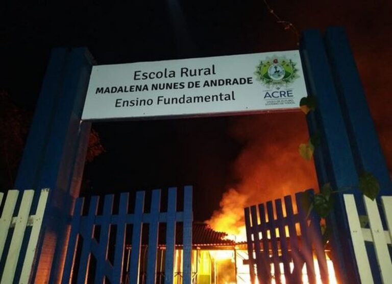 Escola de Sena Madureira consumida por incêndio criminoso será reconstruída pelo Governo