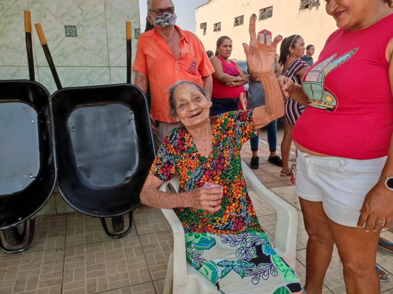Após 1 ano e meio sem “pôr o pé na rua”, moradora mais antiga do 6 de Agosto participa de festa do bairro